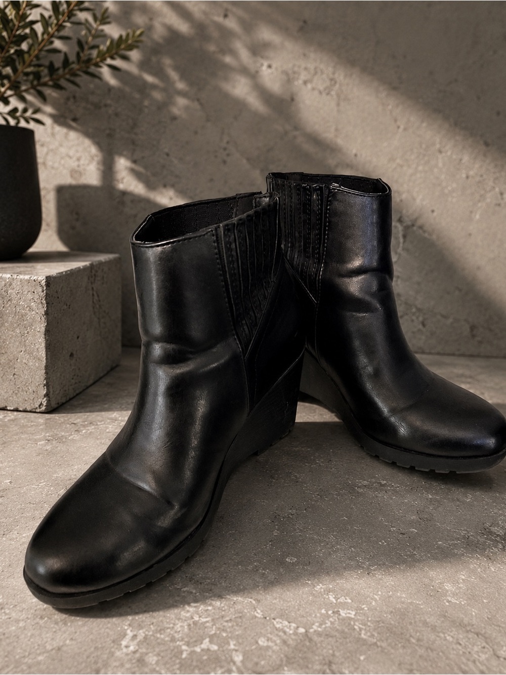 Source Unknown Black Wedge Ankle Boots